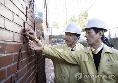 포항 방문 김상곤 부총리 "조속한 복구 위해 특별교부금 지원"