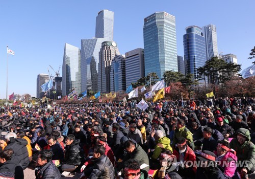 "'적폐주범' 자유한국당 해체하라"… 국회 앞서 민중총궐기 대회