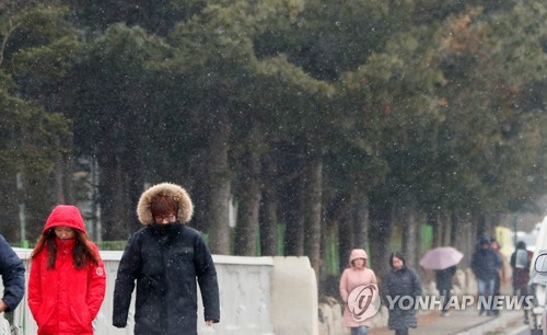 수도권·강원 아침 짙은 안개…대관령에는 '눈 17㎝'