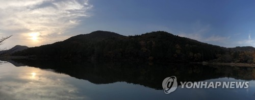 "가을이 떠난다" 전국 산·유원지 인파…강원은 벌써 '설국'
