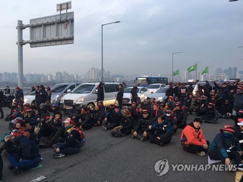 건설노조 마포대교 남단 연좌농성… 양방향 통제돼 차량정체 극심