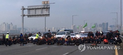 건설노조 마포대교 남단 연좌농성… 양방향 통제돼 차량정체 극심