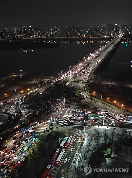 건설노조, 마포대교 1시간여 불법점거… 퇴근길 일대 '주차장'