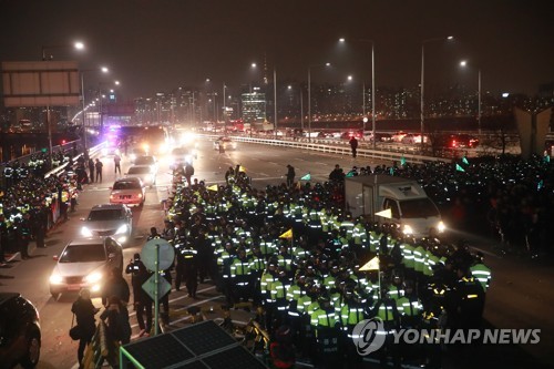 건설노조, 마포대교 1시간여 불법점거… 퇴근길 일대 '주차장'