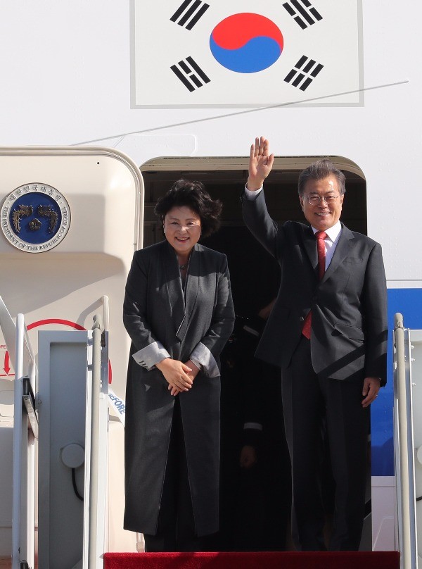 文대통령, 자카르타로 출국…7박8일 동남아 순방 돌입