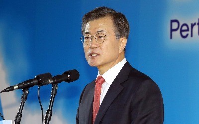 문 대통령 국정지지율 69.3%… 지난주보다 1.0%p 하락[리얼미터]