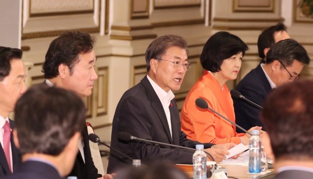 문대통령 "혁신성장 주역은 민간… 정부는 '서포트 타워'"