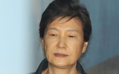 박근혜, 민사소송은 적극 대응… 전담 사선변호사가 변론 출석