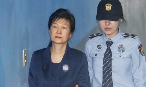 '박근혜 출당' 엔터키 누른 한국당… 바른정당 통합파 탈당만 남았다