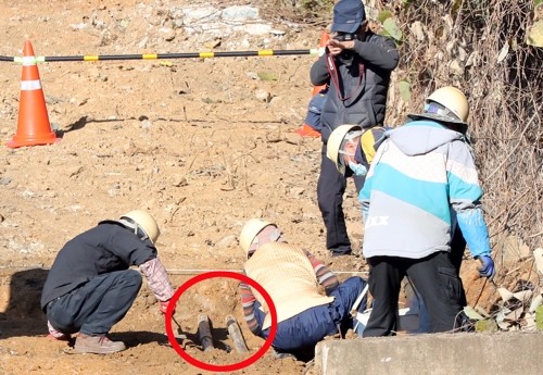 5·18 암매장 발굴현장서 배관 나와… '과거 굴착 흔적'