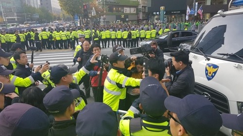 [트럼프 방한] 이동하는 길목서 반대시위… 경찰은 차벽으로 차단