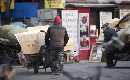 '서러운 노년' 한국 66세 이상 노인빈곤율 OECD 최고