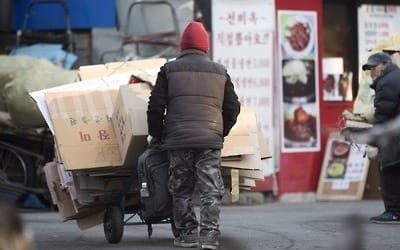 '서러운 노년' 한국 66세 이상 노인빈곤율 OECD 최고