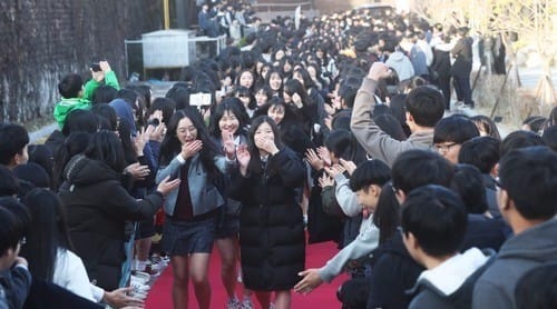 아침엔 춥고 낮엔 쌀쌀한 수능 예비소집일… "따뜻하게 입어요"