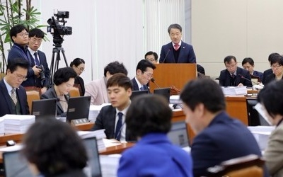 여야, 아동수당·기초연금 공방… 복지위 예산심의 난항