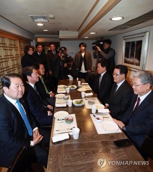 안철수, 중도통합 '끝장토론' 앞두고 전현직 지도부와 오찬회동