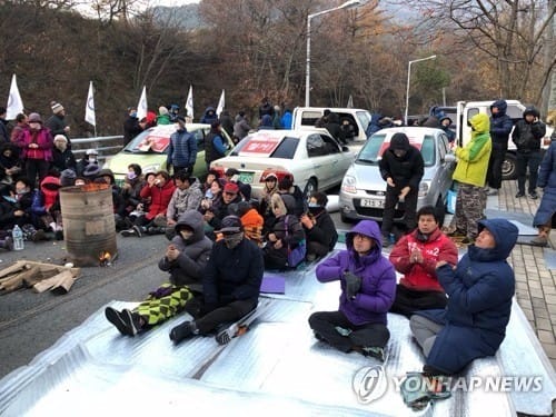 사드기지에 공사 차량 반입… 경찰·주민 대치