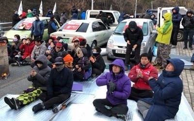 사드기지에 공사 차량 반입… 경찰·주민 대치