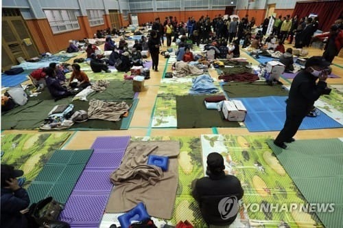 [르포] 포항 지진 1주일… "대피소도 수용 자격 따지나" 볼멘소리