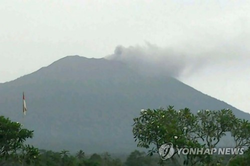 인도네시아 발리 화산 분화…화산재·수증기 700m까지 솟아