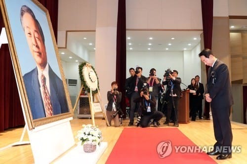 YS 2주기에… 여당 "적폐청산 앞장선 분", 야당 "진정한 영웅"