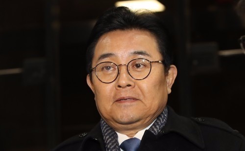 검찰, '롯데 뇌물' 전병헌 구속영장… 문재인 정부 고위직 처음