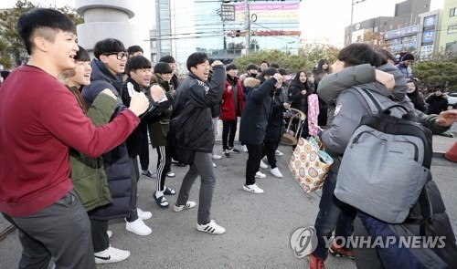 [수능] 영하 추위 녹인 "선배님들 파이팅"… 응원전 후끈