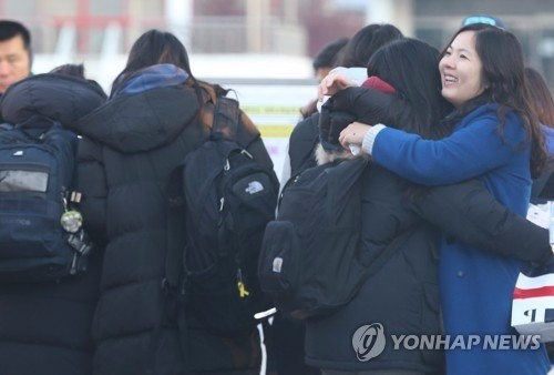 [수능] 영하 추위 녹인 "선배님들 파이팅"… 응원전 후끈