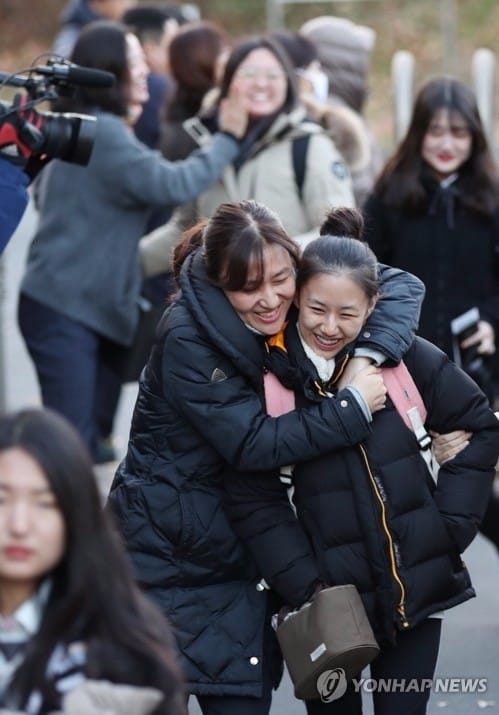 [수능] 포항시험장 관리책임자 "긴장에 긴장… 교직 생활 가장 긴 하루"