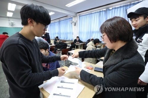 가채점 수험생들 '불국어·불수학'에 울상… "어이없어 웃음만"