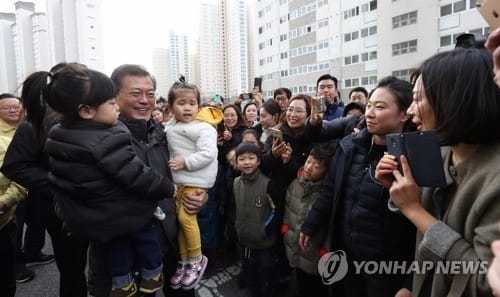 문 대통령, 지진 이재민 임대아파트 방문… "거주 최대한 보장"