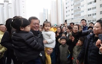 문 대통령, 지진 이재민 임대아파트 방문… "거주 최대한 보장"