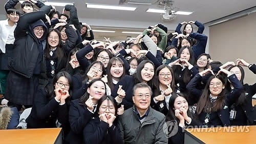 문 대통령 "수능연기, 안전-공정 때문… 소수자 배려가 미래희망"