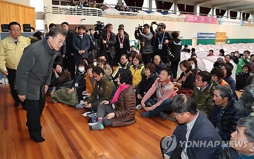 문 대통령 "수능연기, 안전-공정 때문… 소수자 배려가 미래희망"