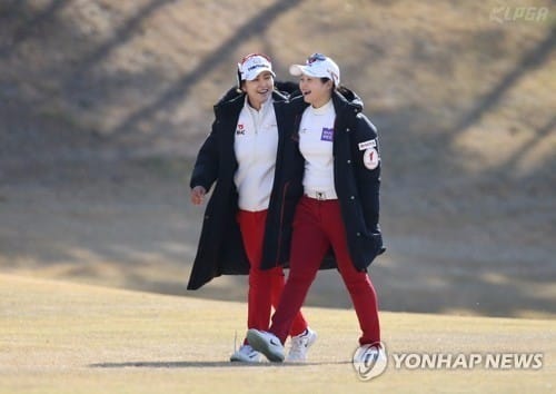 한·미 태극낭자 맞대결 첫날부터 팽팽… LPGA 팀이 1점 앞서