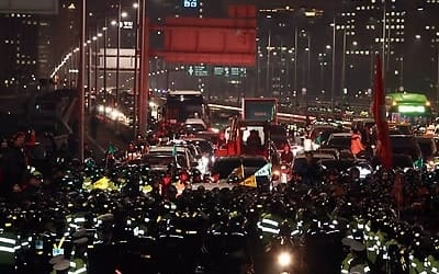 마포대교 점거, 촛불집회가 만든 평화기조에 첫 '불법시위' 오점