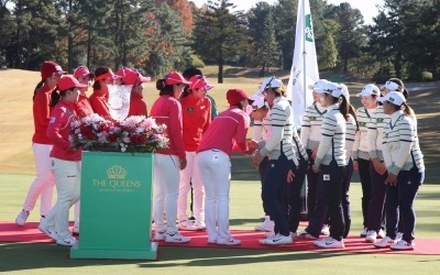  우승한 일본선수들을 축하해주는 Team KLPGA 선수들