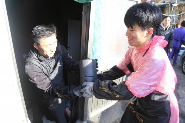 씨젠 임직원이 독거노인을 비롯한 저소득층 가정을 방문해 연탄을 배달하고 있다. (자료 = 씨젠)