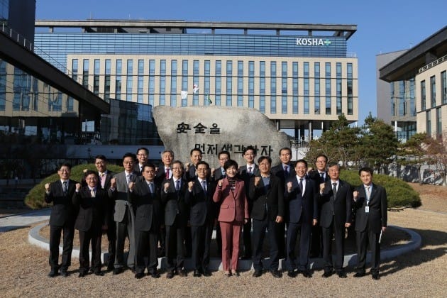 김영주 고용노동부 장관(앞줄 왼쪽 네번째)이 이영순 이사장(앞줄 왼쪽 세번째) 등 안전보건공단 관계자들과 기념촬영을 하고 있다.