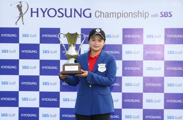 [포토] 우승 트로피 들고 포즈 취하는 최혜진