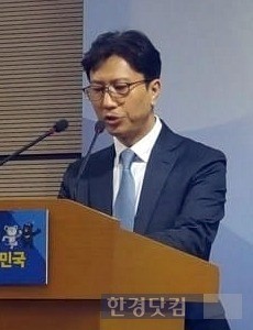 12일 정부세종청사에서 2018학년도 수능 채점 결과를 발표하는 이규민 연세대 교수(수능 채점위원장).