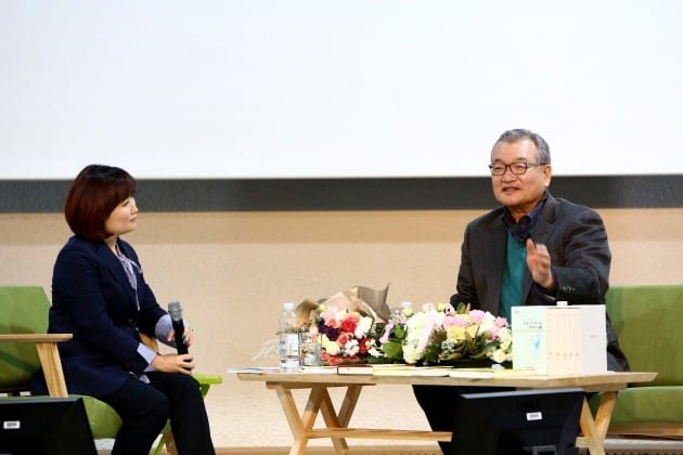 윤영달 크라운해태 회장(오른쪽)이 사내 교육 프로그램인 AQ모닝아카데미 300회를 맞아 진행된 토크콘서트에서 무대에 올라 진행자 박경림씨와 얘기를 나누고 있다. ◎크라운해태 제공