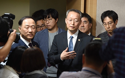 "탈원전 정책도 국민 의견 묻자"