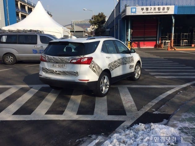 외관을 위장 스티커로 가리고 한국GM 부평공장에서 실험 운행중인 쉐보레 에퀴녹스.  