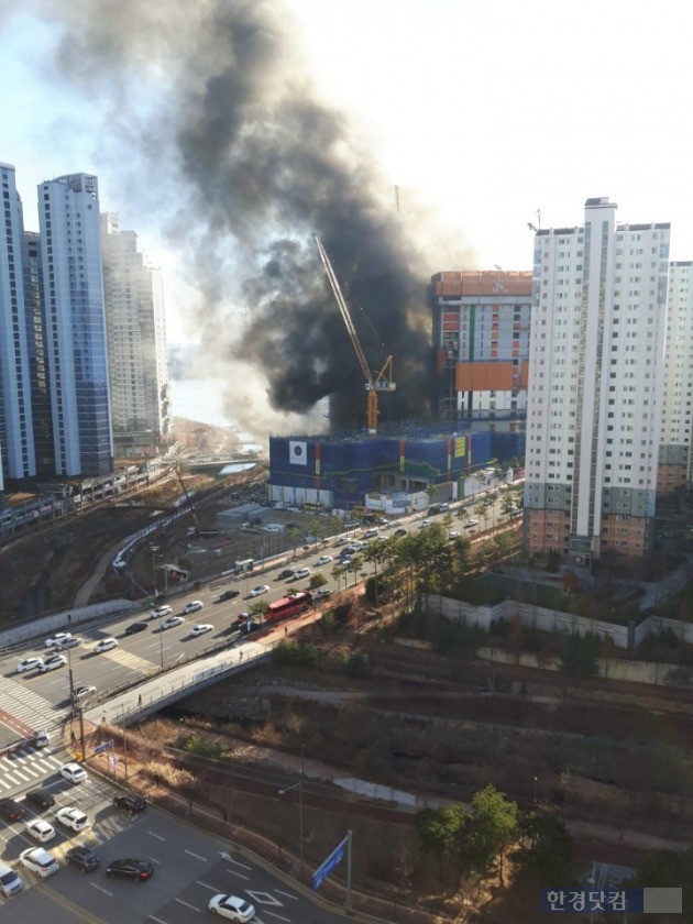 경기 수원시 광교신도시에서 공사중인 상가건물에서 화재가 발생했다. (사진 유영란 독자제보)