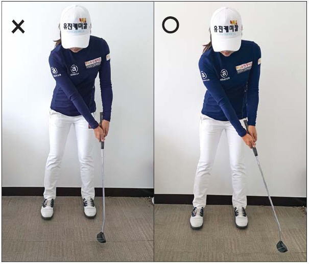 좌우 팔꿈치가 함께 움직여야(오른쪽 사진) 퍼팅 궤도가 일정해진다. 한쪽이 급하게 먼저 튀어나가면(왼쪽 사진) 스트로크에 균형이 깨지면서 방향은 물론 거리도 불규칙해진다.