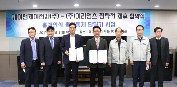 이리언스 김성현 대표와 케이앤제이전자 김기동 대표(좌측에서 3번째와 4번째) 