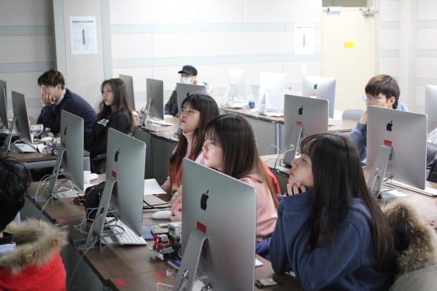 인덕대학교 '레고마인드스톰'교육 실습 장면