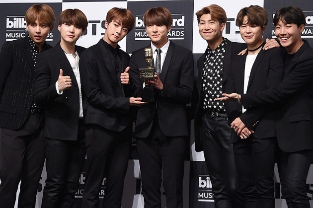 방탄소년단(BTS)이 지난 5월 29일 오전 서울 소공동 롯데호텔에서 열린 '2017빌보드 뮤직 어워드(2017 Billboard Music Awards)' 수상 기념 기자회견에 참석해 포토타임을 갖고 있다. / 변성현 기자