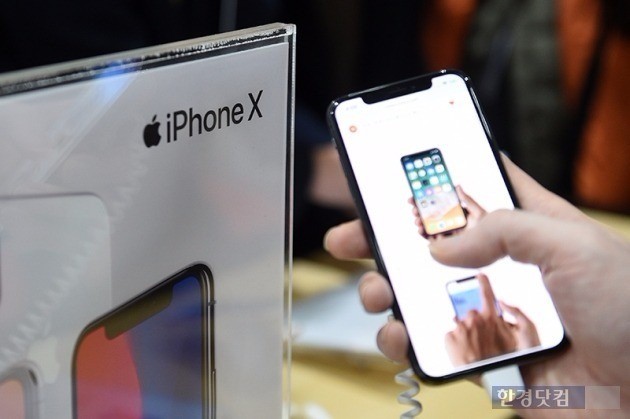 애플은  '아이폰8', '아이폰8 플러스', '아이폰X(텐)'이 각종 구설수에 휘말리며 이미지가 실추됐다.